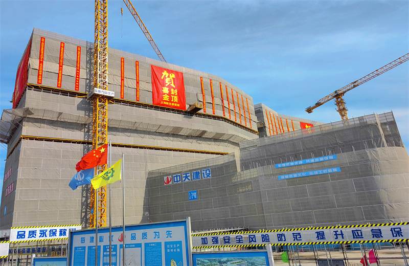 2024年10月30日，彩虹多多三建上海新华泰医院项目主体封顶。